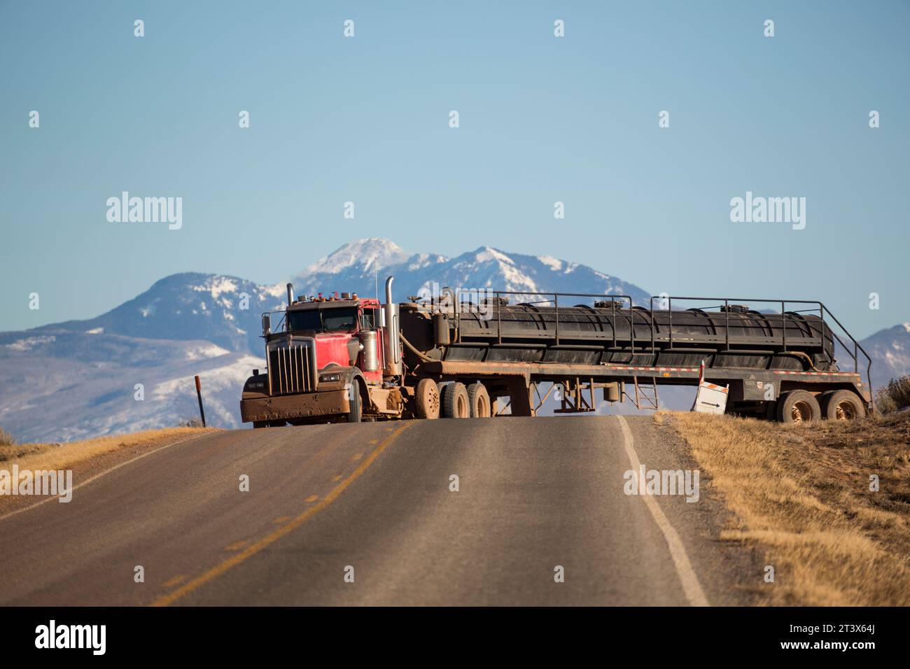 Un gros camion sort sur la route. Banque D'Images