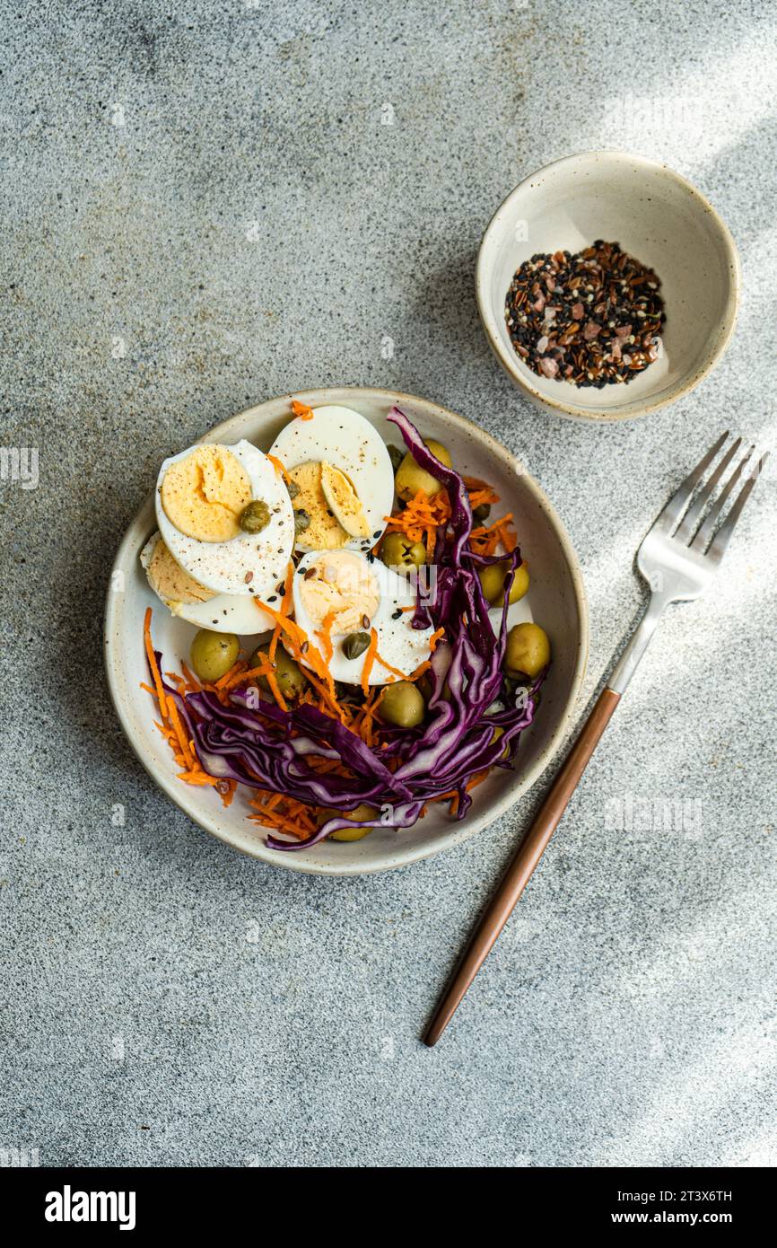 Déjeuner céto sain avec des œufs durs servis dans le bol Banque D'Images