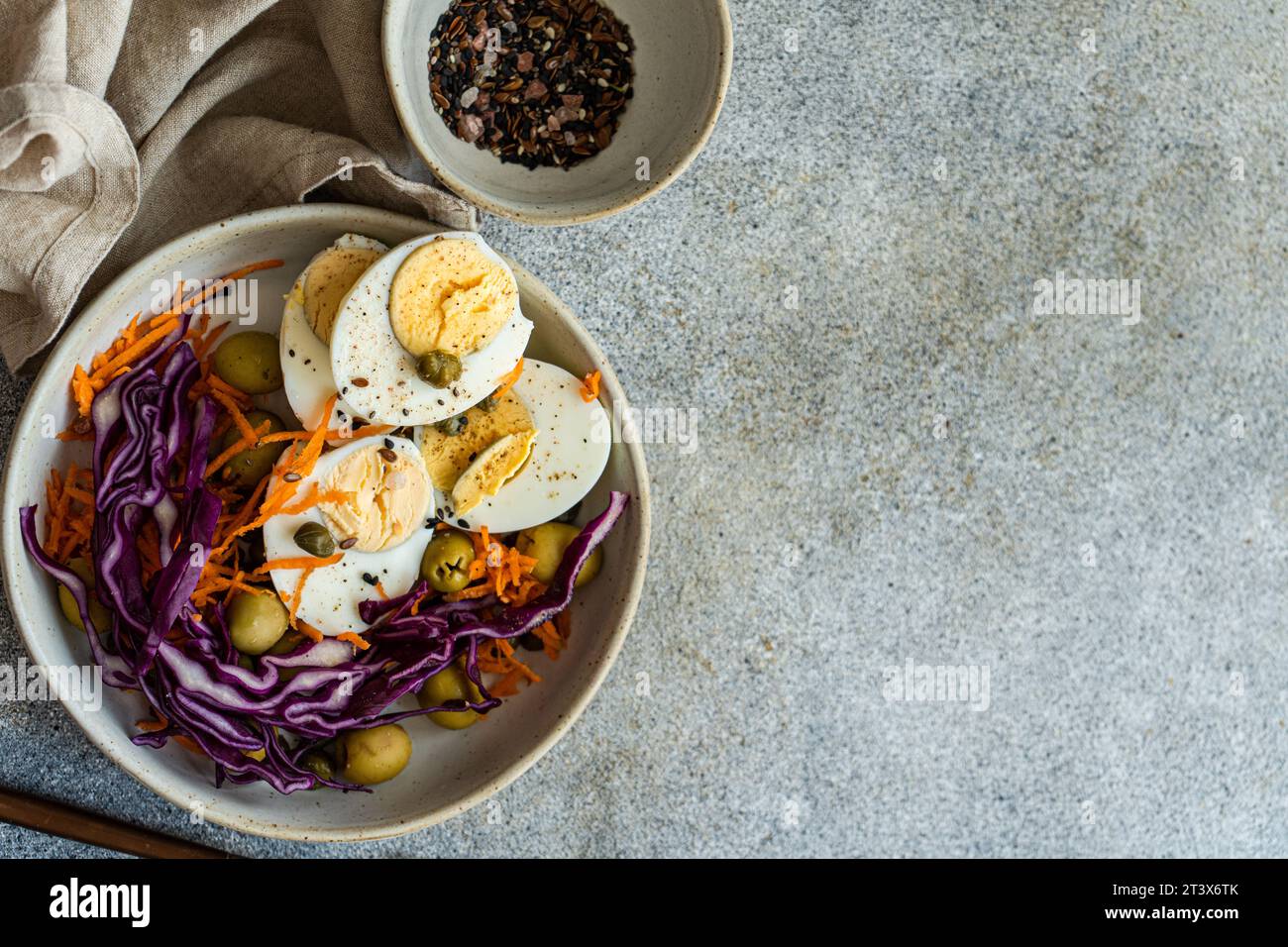 Déjeuner céto sain avec des œufs durs Banque D'Images