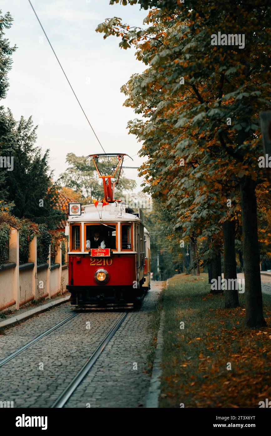 Un vieux tramway longe une ruelle d'automne à Prague Banque D'Images