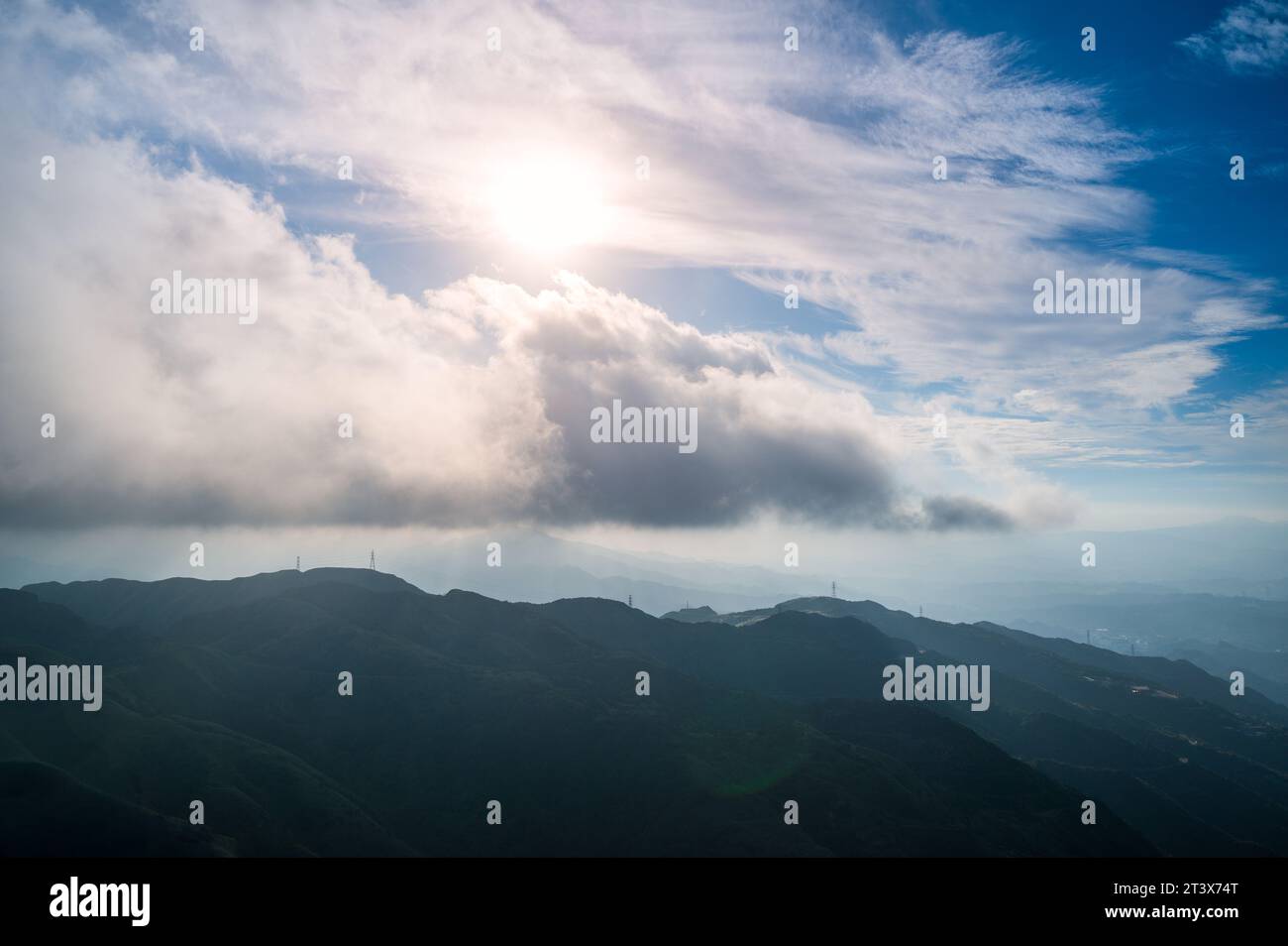 À côté du sentier de randonnée, des fleurs de roseau blanc et de l'herbe verte se balancent dans le vent. L'automne est un bon moment pour escalader Banping Mountain à Ruifang, Nouveau Taipei C. Banque D'Images