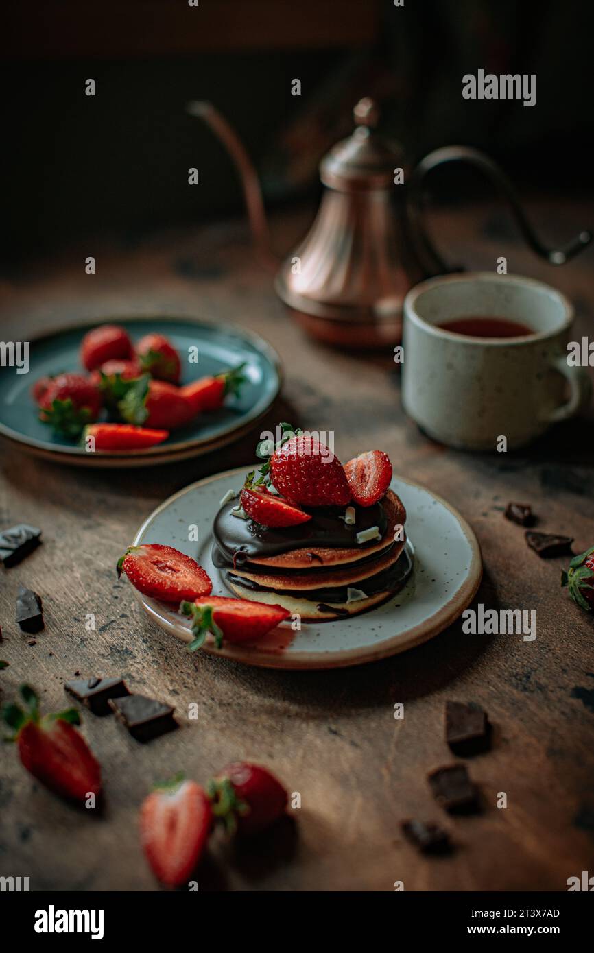 Crêpes au chocolat avec fraise sur table en bois vintage Banque D'Images