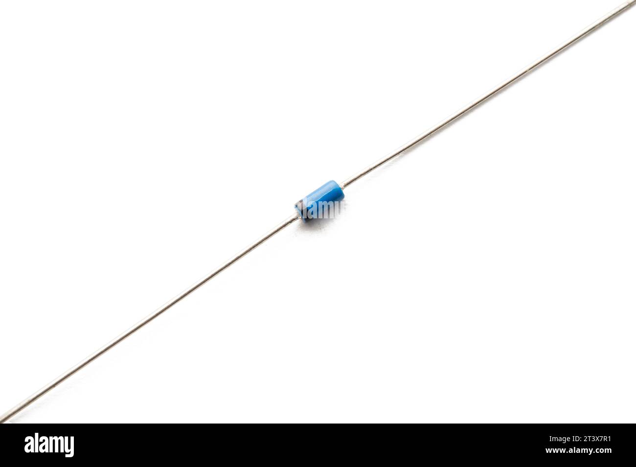 Diode Schottky BAT41 isolée sur fond blanc Banque D'Images