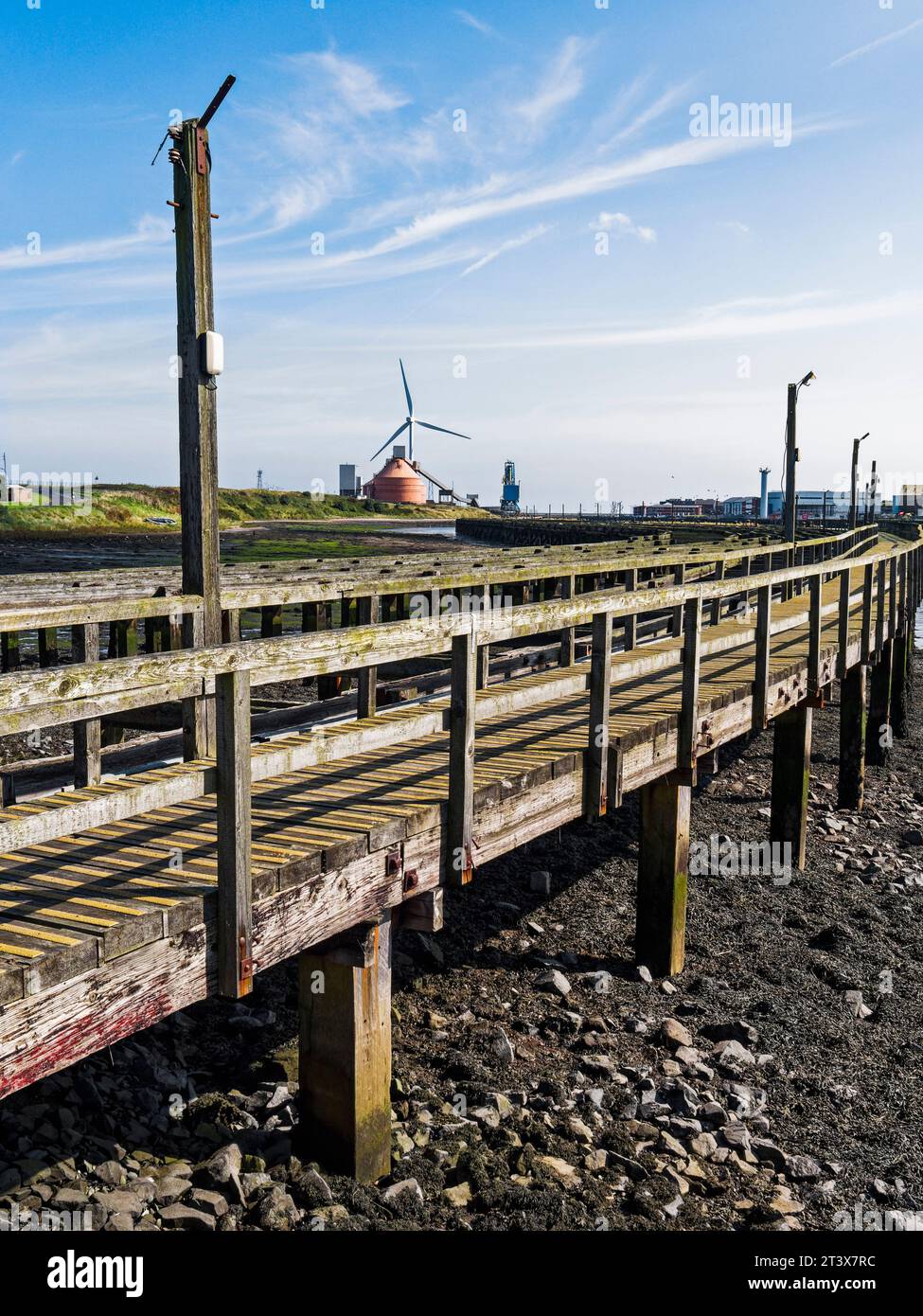 Vieux staithes en bois sur le côté nord de la rivière Blyth, Northumberland, Royaume-Uni Banque D'Images