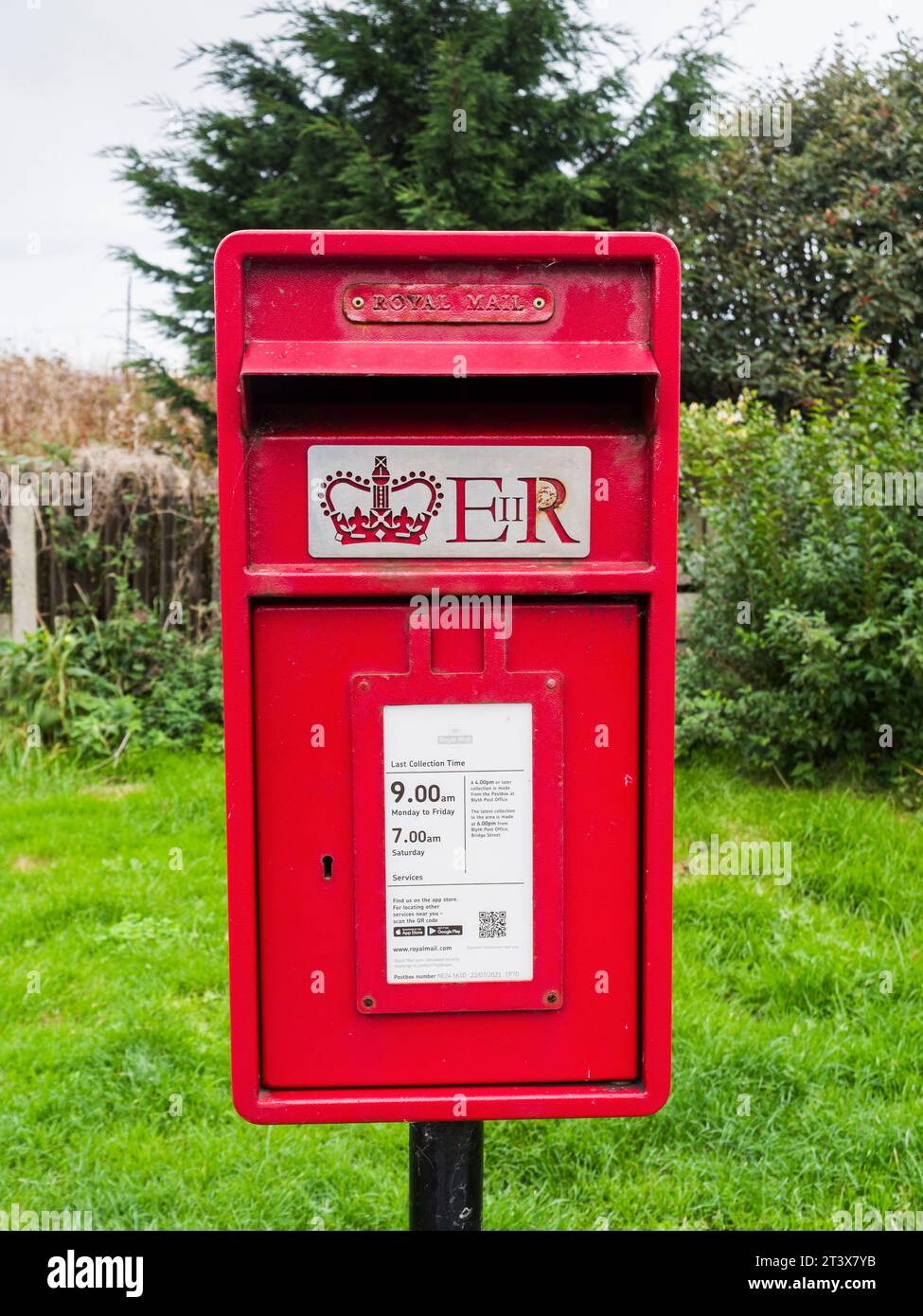 Boîte postale royale arborant une couronne et les initiales de notre défunte reine, E R Banque D'Images