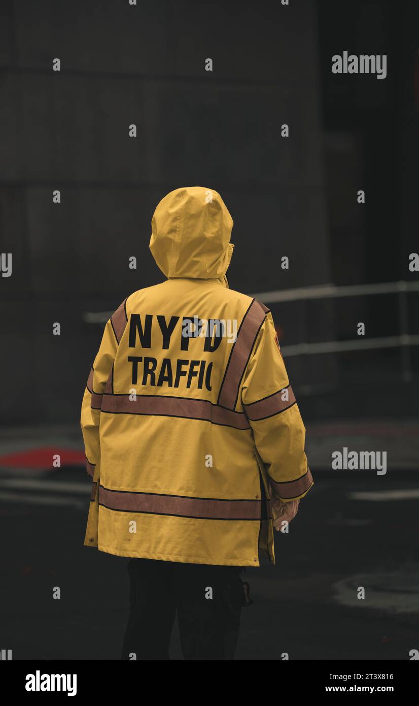 policier en uniforme de contrôle de la circulation de rue new york Banque D'Images