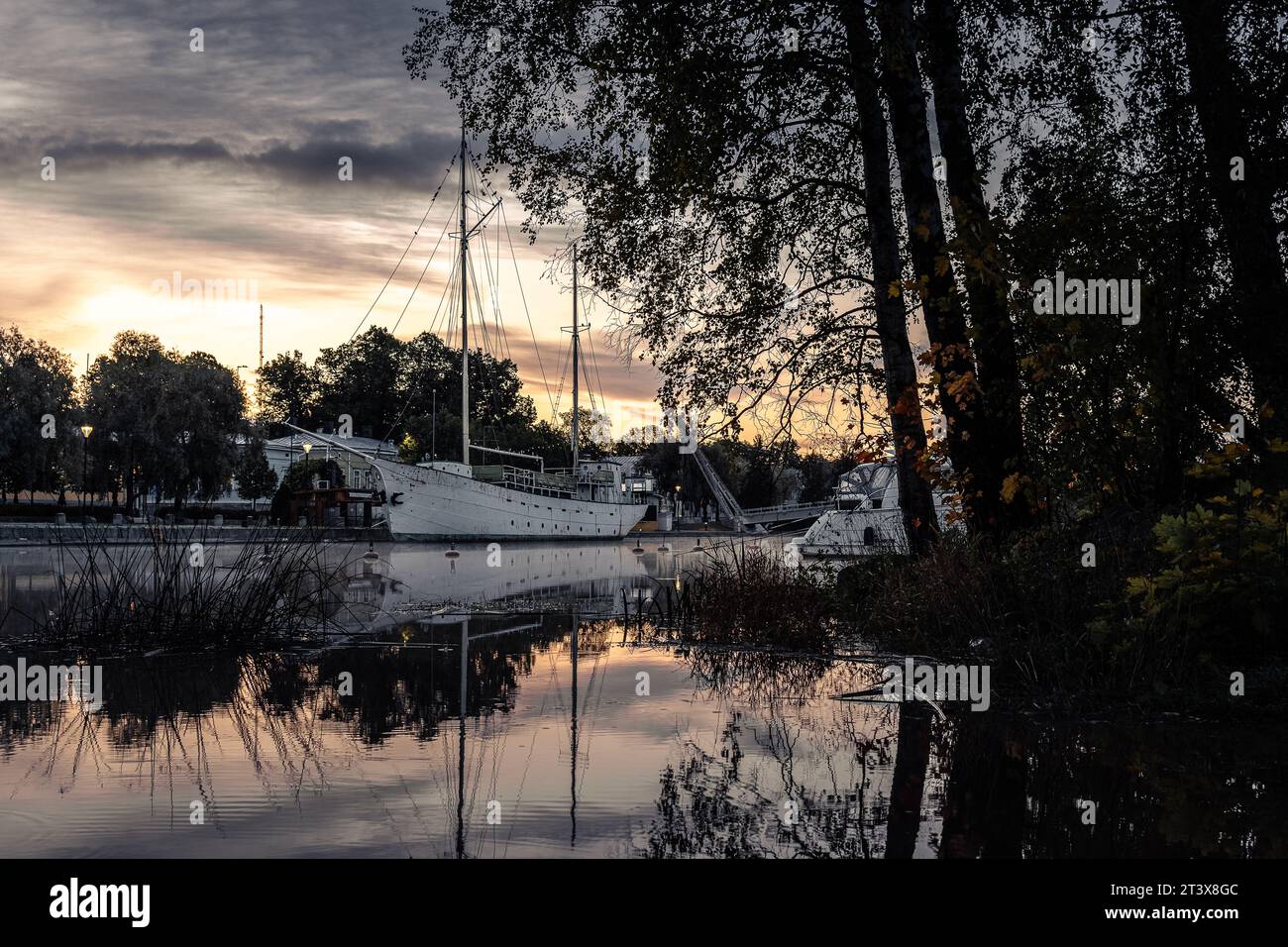 Lever de soleil sur la marina à Porvoo, Finlande Banque D'Images