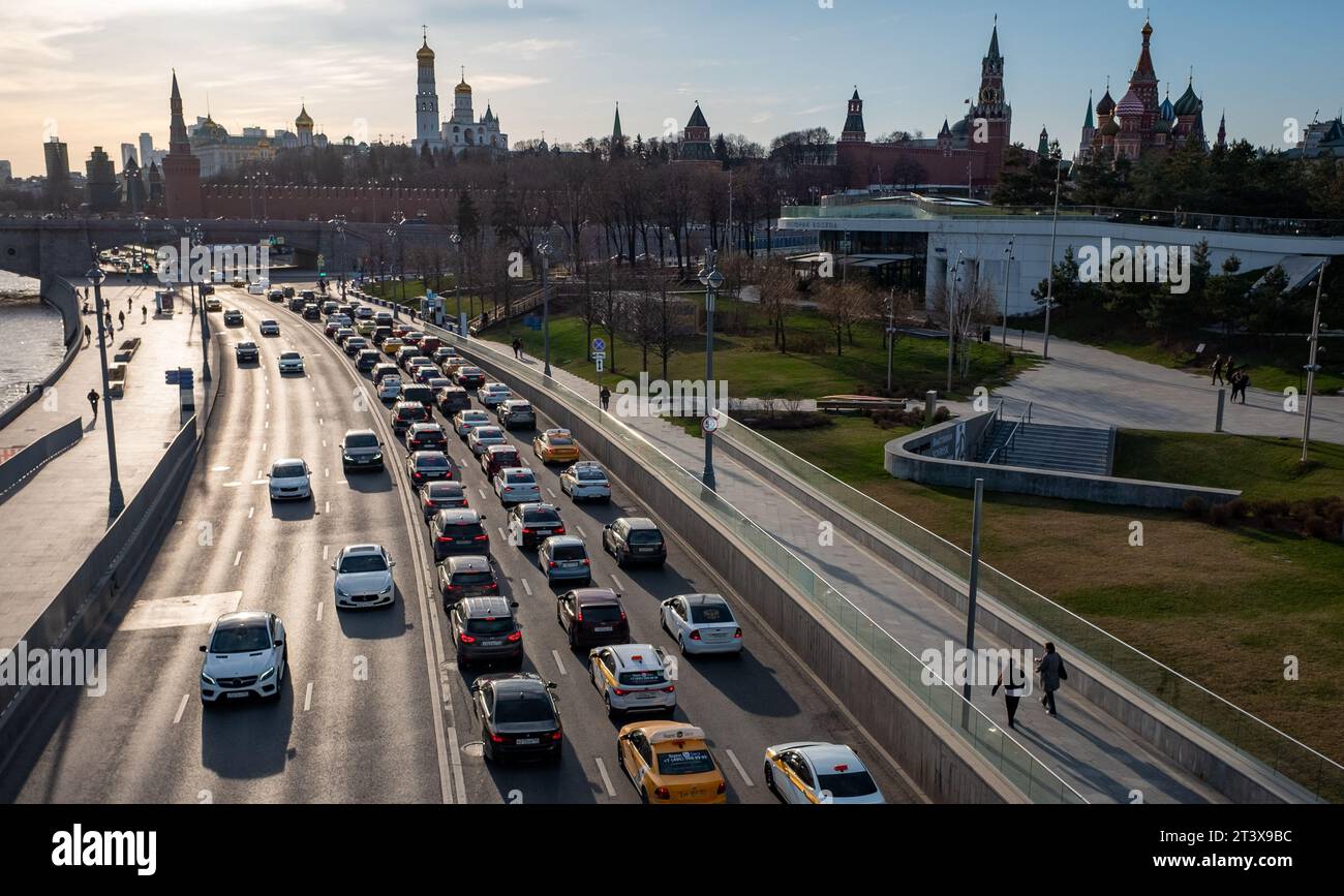 20 avril 2022, Moscou, Russie. Circulation automobile sur le remblai Moskvoretskaya près du parc Zaryadye. Banque D'Images