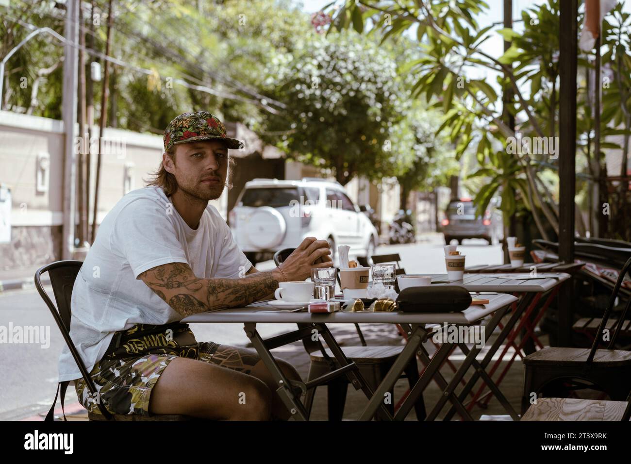 Un homme boit du café dans un café de la rue. Bali, Indonésie. Banque D'Images