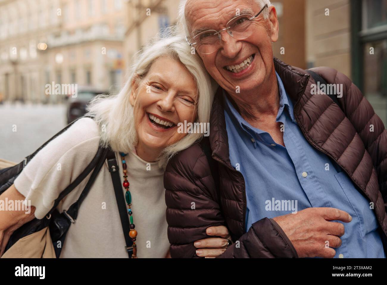Portrait de couple senior heureux dans la ville Banque D'Images