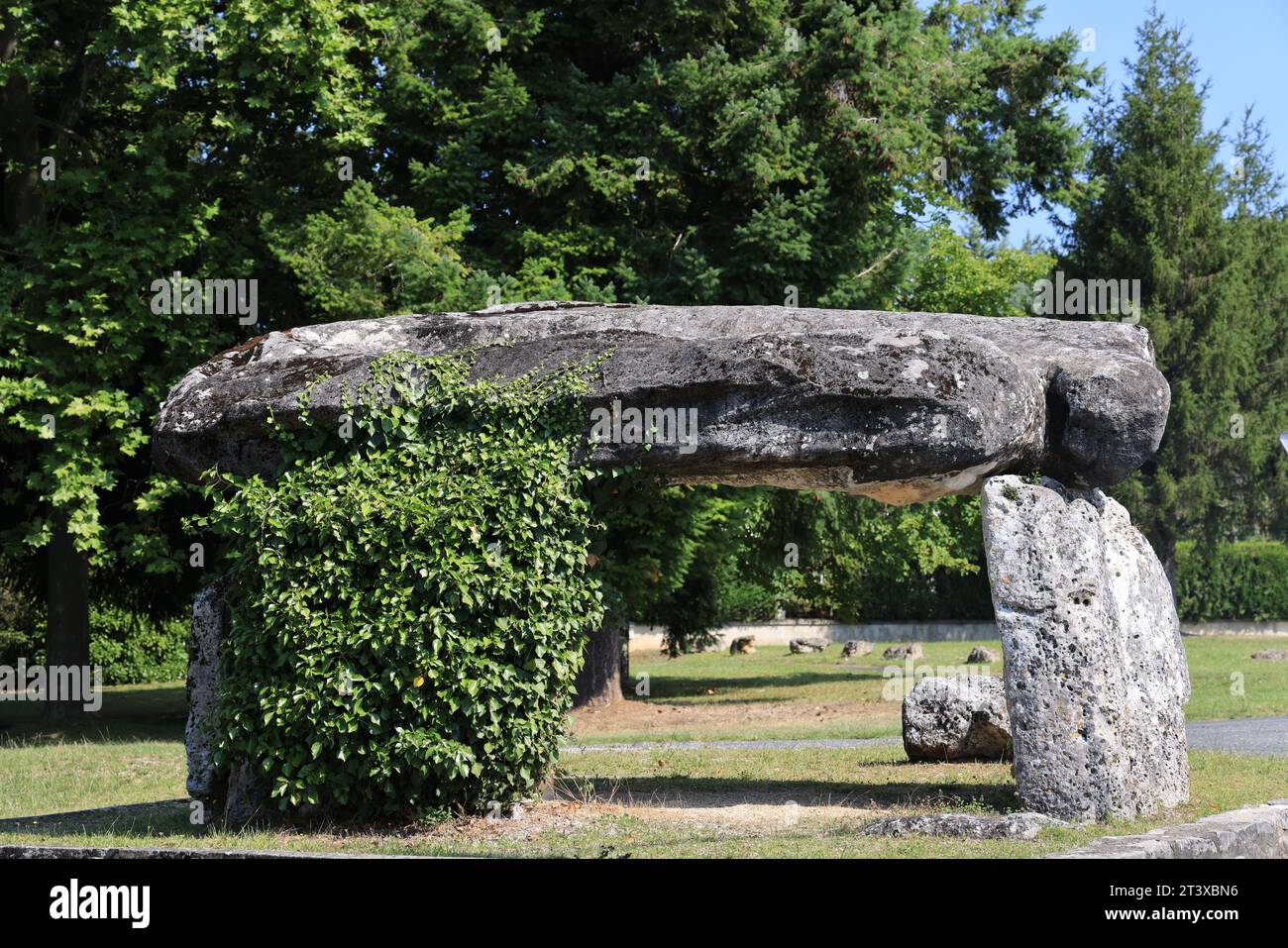 « Dolmen de Peyrelevade », appelé aussi « de la Pierre levée » in English ou dolmen du Camp-de-César, à Brantôme dans le département de la Dordogne. Banque D'Images