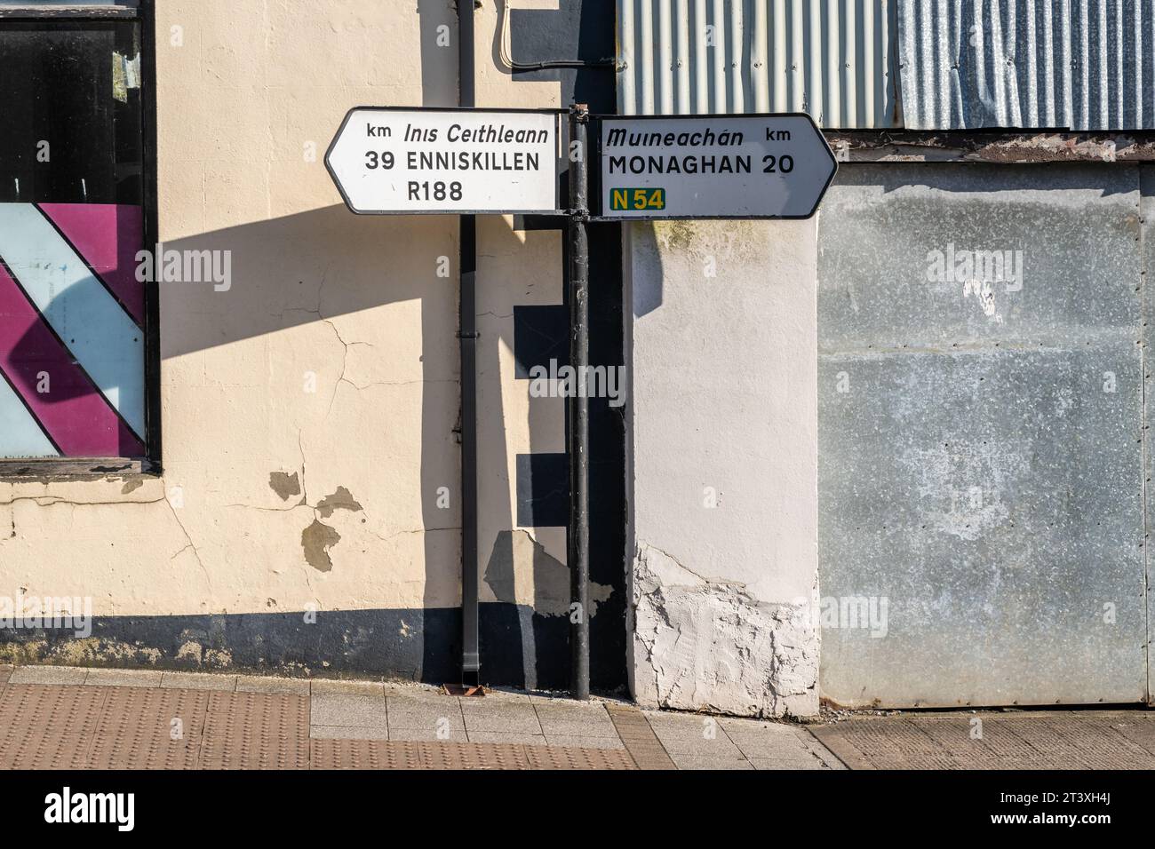 Panneau indiquant Enniskillen et Monaghan à clones, Co. Monaghan, Irlande. Banque D'Images