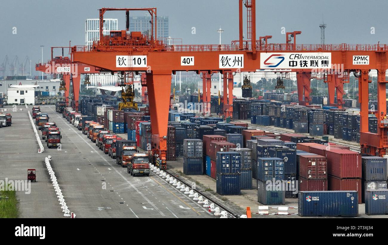 (231027) -- QINZHOU, 27 octobre 2023 (Xinhua) -- cette photo aérienne prise le 26 octobre 2023 montre des camions transportant des conteneurs dans une gare de triage ferroviaire de la ville de Qinzhou, dans la région autonome de Guangxi Zhuang, dans le sud de la Chine. Au 26 octobre de cette année, quelque 700 000 conteneurs de marchandises équivalent vingt pieds (EVP) avaient été transportés par des trains intermodaux rail-mer à travers le nouveau corridor commercial international terre-mer, en hausse de 14,8 pour cent en glissement annuel, les données du China Railway Nanning Group Co., Ltd. Ont montré. Le corridor couvre maintenant 18 provinces et 69 villes en Chine, et sa portée a été élargie Banque D'Images