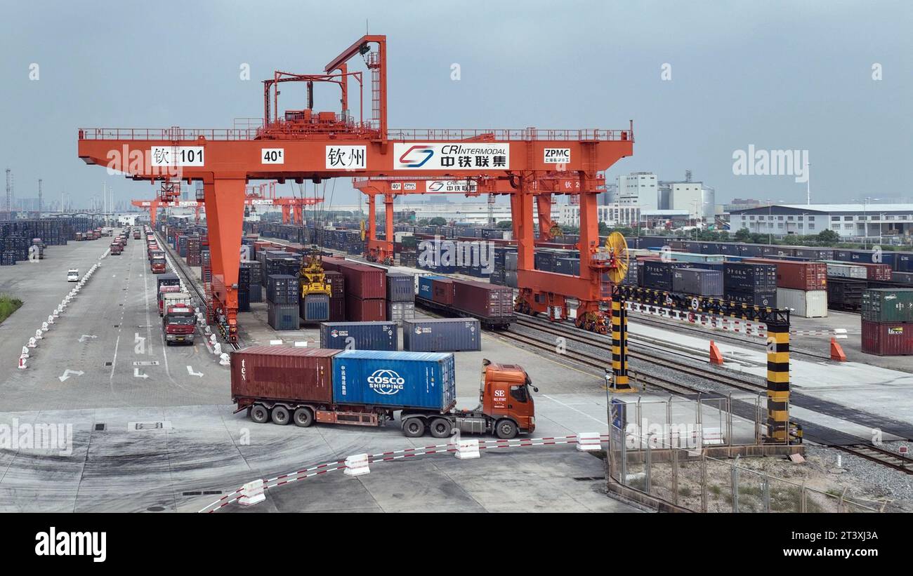 (231027) -- QINZHOU, 27 octobre 2023 (Xinhua) -- cette photo aérienne prise le 26 octobre 2023 montre des trains et des camions transportant des conteneurs dans une gare de triage ferroviaire de la ville de Qinzhou, dans la région autonome de Guangxi Zhuang, dans le sud de la Chine. Au 26 octobre de cette année, quelque 700 000 conteneurs de marchandises équivalent vingt pieds (EVP) avaient été transportés par des trains intermodaux rail-mer à travers le nouveau corridor commercial international terre-mer, en hausse de 14,8 pour cent en glissement annuel, les données du China Railway Nanning Group Co., Ltd. Ont montré. Le corridor couvre maintenant 18 provinces et 69 villes en Chine, et sa portée a été Banque D'Images