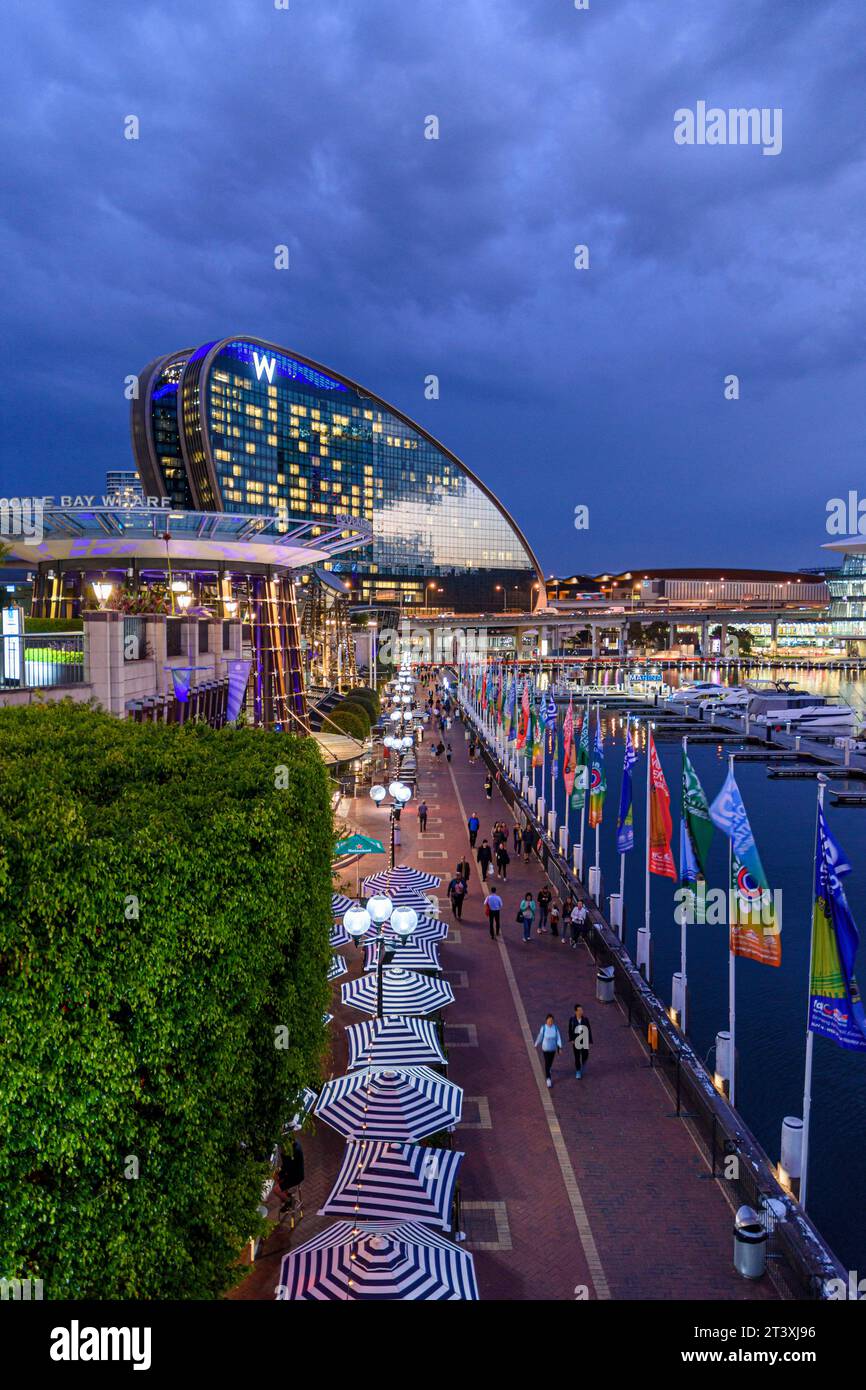 Vues en soirée le long de la promenade de Cockle Bay vers le W Hotel, Darling Harbour, Sydney, Australie Banque D'Images