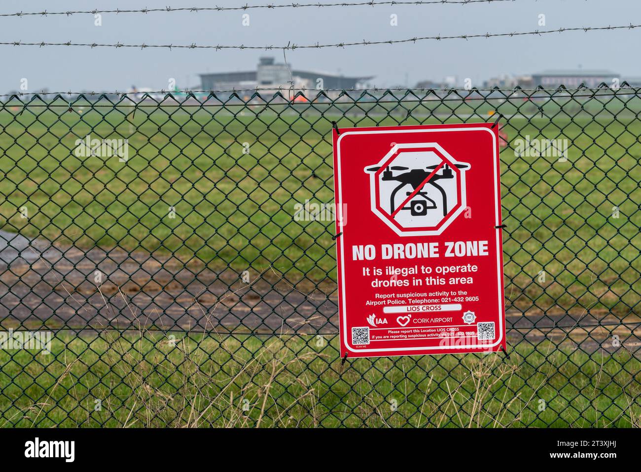 Panneau d'avertissement « No Drone zone » sur la clôture périmétrique de l'aéroport de Cork, Cork, Irlande. Banque D'Images