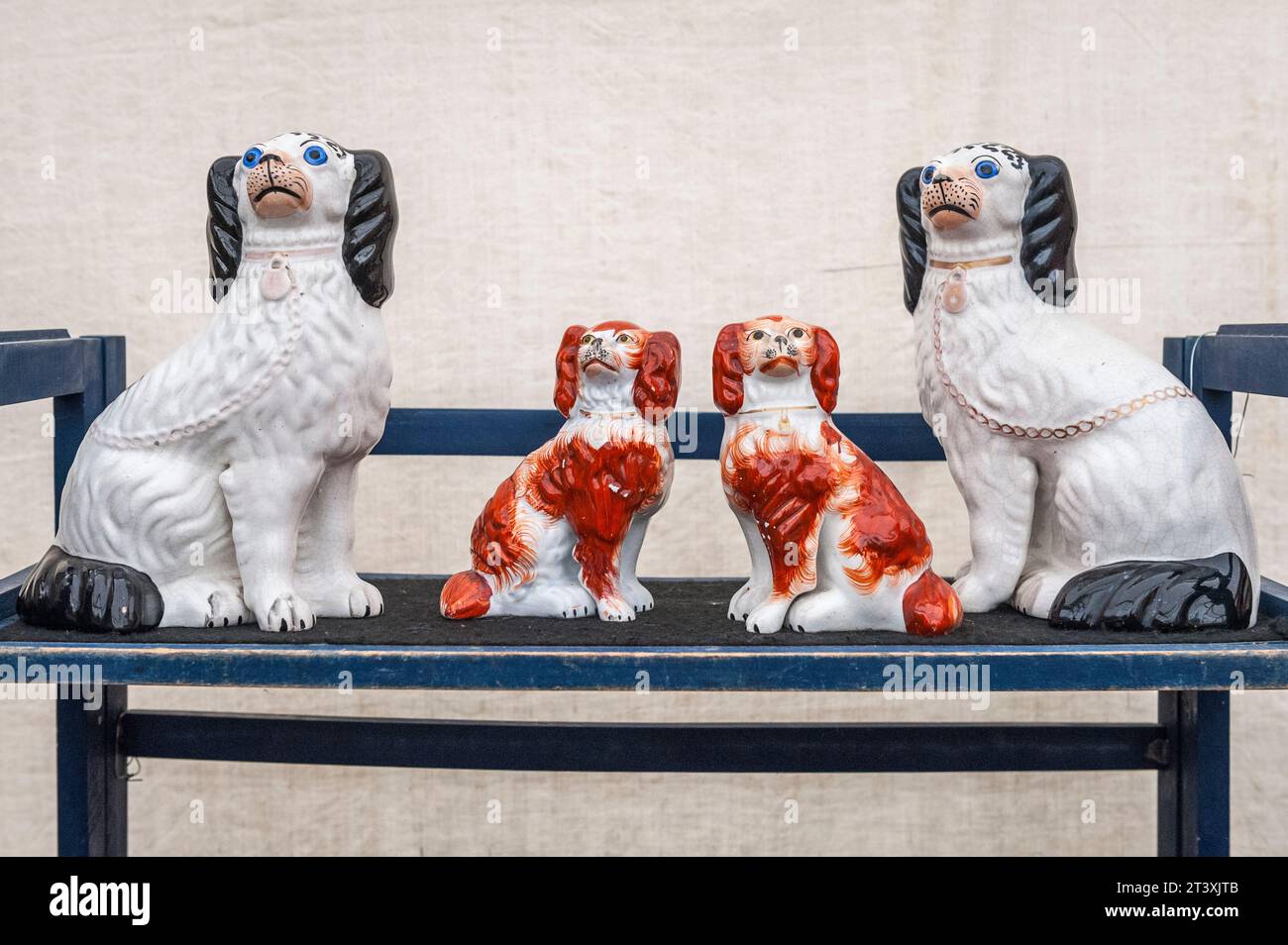 Chiens ornementaux Staffordshire china à vendre à une foire des antiquités du pays, Royaume-Uni Banque D'Images