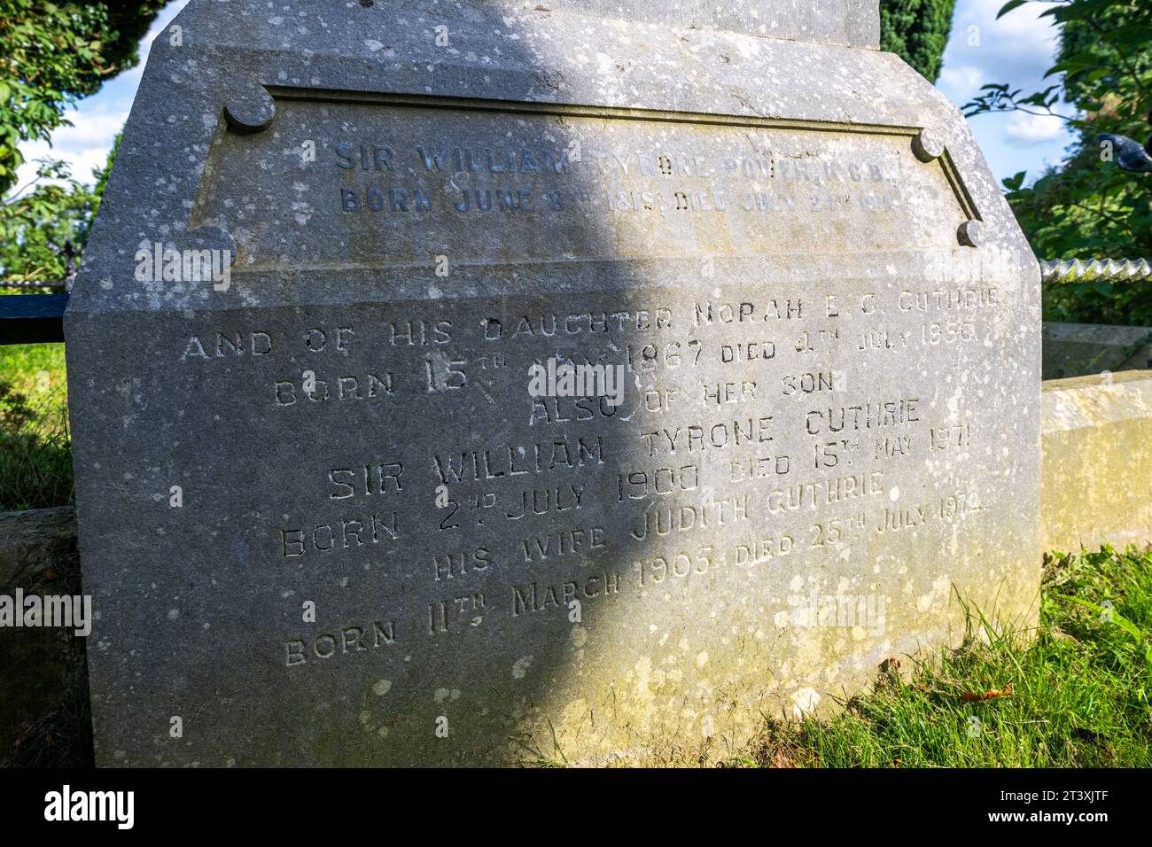 Tombe de Sir William Tyrone Guthrie à Aghabog Church of Ireland, Newbliss, Co Monaghan, Irlande Banque D'Images