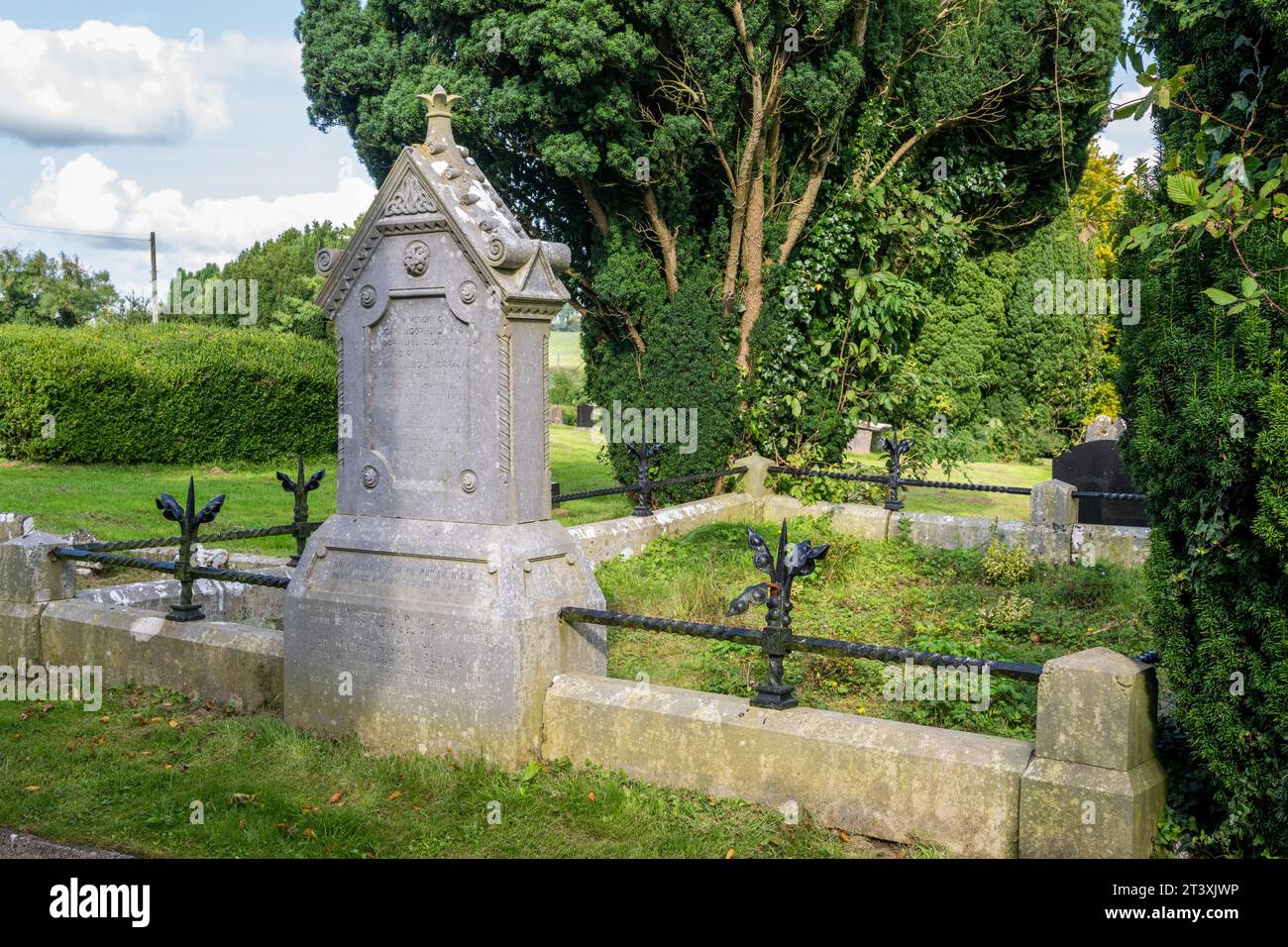 Tombe de Sir William Tyrone Guthrie à Aghabog Church of Ireland, Newbliss, Co Monaghan, Irlande Banque D'Images