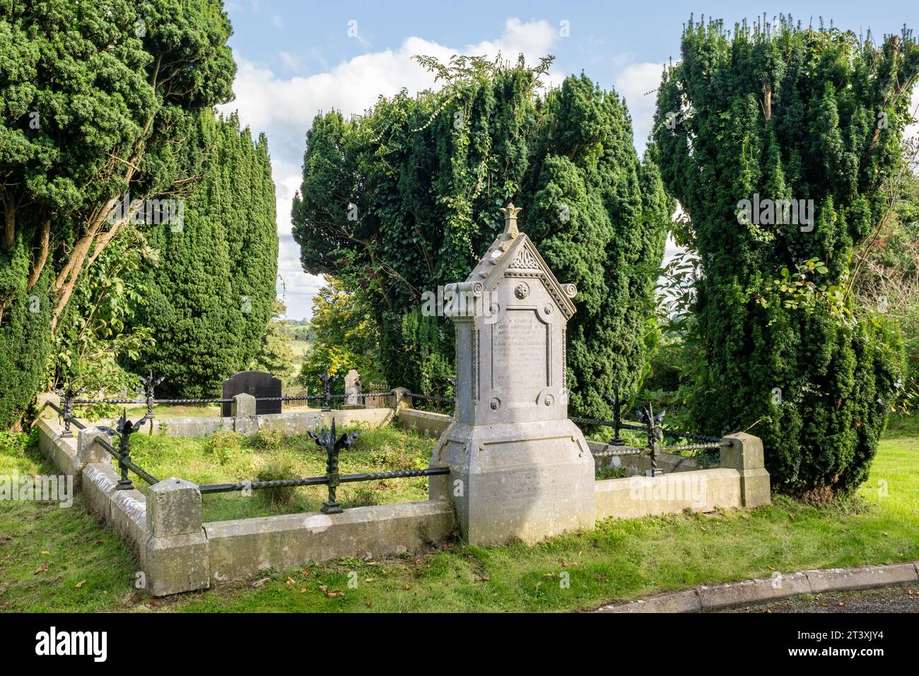 Tombe de Sir William Tyrone Guthrie à Aghabog Church of Ireland, Newbliss, Co Monaghan, Irlande Banque D'Images