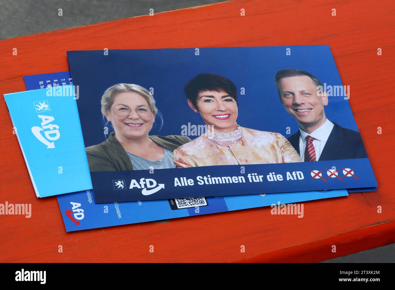 Wahlflyer der AfD Wahlkandidaten - logo AfD - alle Stimmen für die AfD - Abbildung : 3 rote Kreuze - Abbildung : NICOLE HESS WK FULDA II - Abbildung : CHRISTINE ANDERSON Landratskandidatin - Abbildung: CHRISTIAN DOUGLAS WK FULDA I - Wahlflyer der Partei AfD zur Landtagswahl im Bundesland Hessen - Wahl zum 21. Hessischen Landtag - Fulda, Deutschland, DEU, Allemagne, GER, 07.10.2023 - Mehr als vier Millionen Hessen können bis zum 8. Oktober ihren neuen Landtag wählen. *** Dépliant électoral de l'AfD Election candidats logo AfD tous les votes pour l'AfD Figure 3 Croix rouges Figure NICOLE HESS WK FULDA II F Banque D'Images