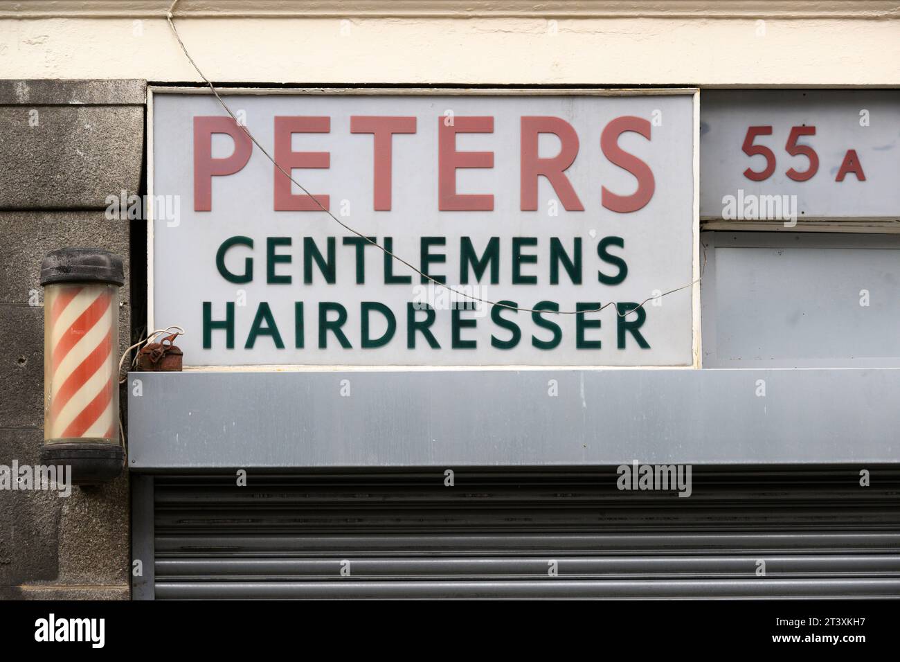 Le signe pour Peters gentlemen’s coiffeur, 55a Leather Lane, Hatton Garden, Londres, Royaume-Uni. 20 novembre 2022 Banque D'Images