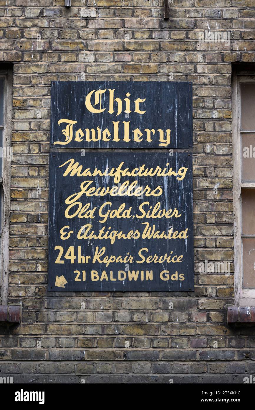 Une ancienne enseigne de bijouterie sur un bâtiment à vendre, Leather Lane, Hatton Garden, Londres, Royaume-Uni. 20 novembre 2022 Banque D'Images