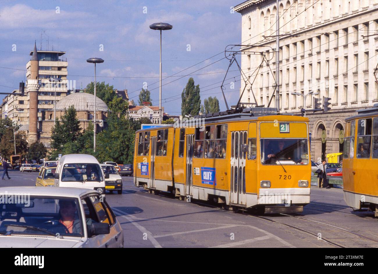 Bulgarie, Sofia. tram devant la mosquée. Banque D'Images