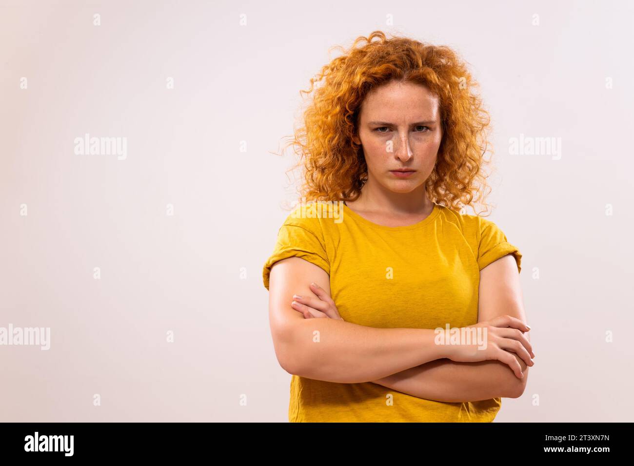 Image d'une femme de gingembre en colère pensant à quelque chose. Banque D'Images