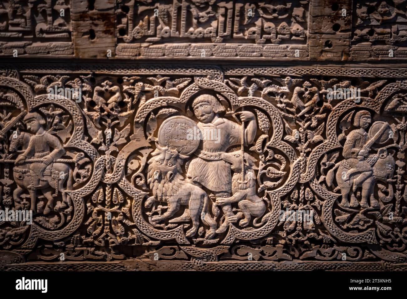 Un homme à pied, armé d'une lance et d'un boucleur, a plu contre deux lionsn poitrine hispano-arabe du monastère de Leire, 1004 après Christ. Fabriqué dans l'atelier Madinat Al-Zahira,. Banque D'Images