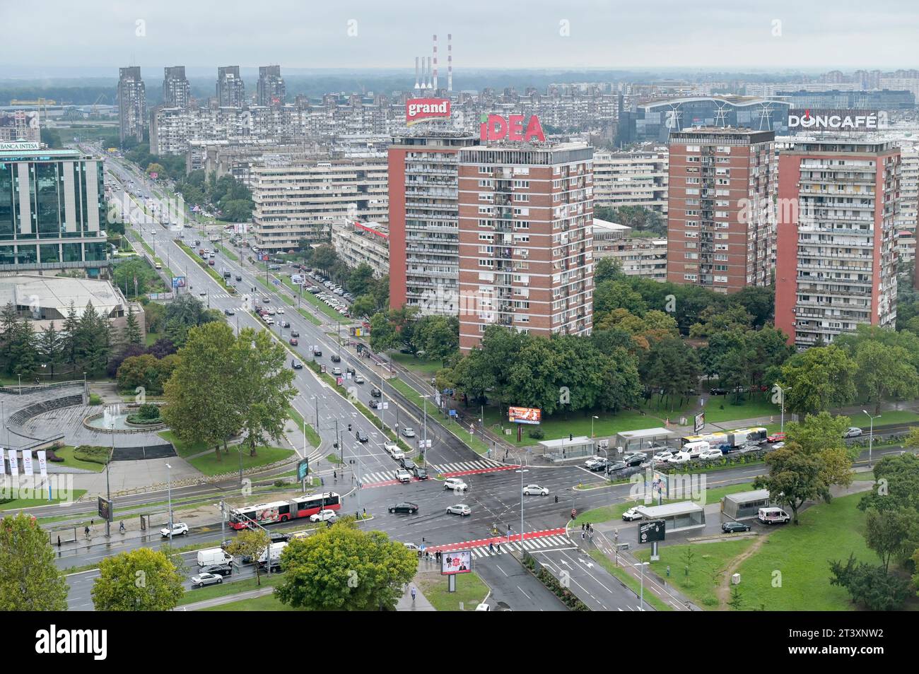 SERBIE, Novo Beograd, vue de la tour d'affaires d'Usce, passage à niveau et immeuble en béton tour / SERBIEN, Belgrad, Neu Belgrad, Blick aus dem Usce Tower, Hochhäuser und Verkehr Banque D'Images