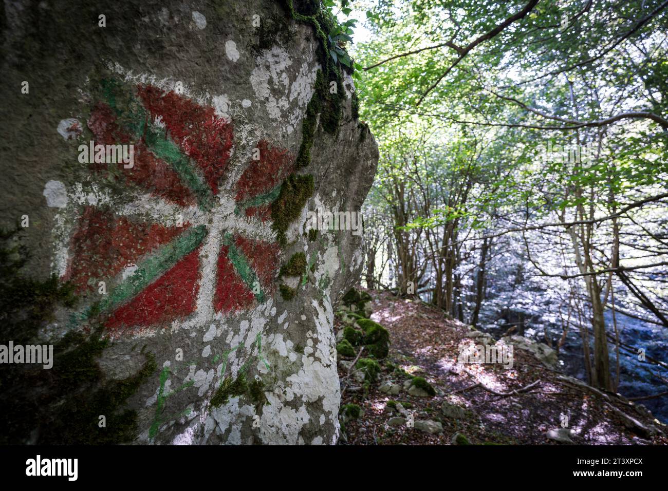 Drapeau basque peint sur le rocher, ikurrina, GR 20 Trail - itinéraire circulaire vers Aralar, parc naturel d'Aralar, Guipuzcoa-Navarra, Espagne. Banque D'Images