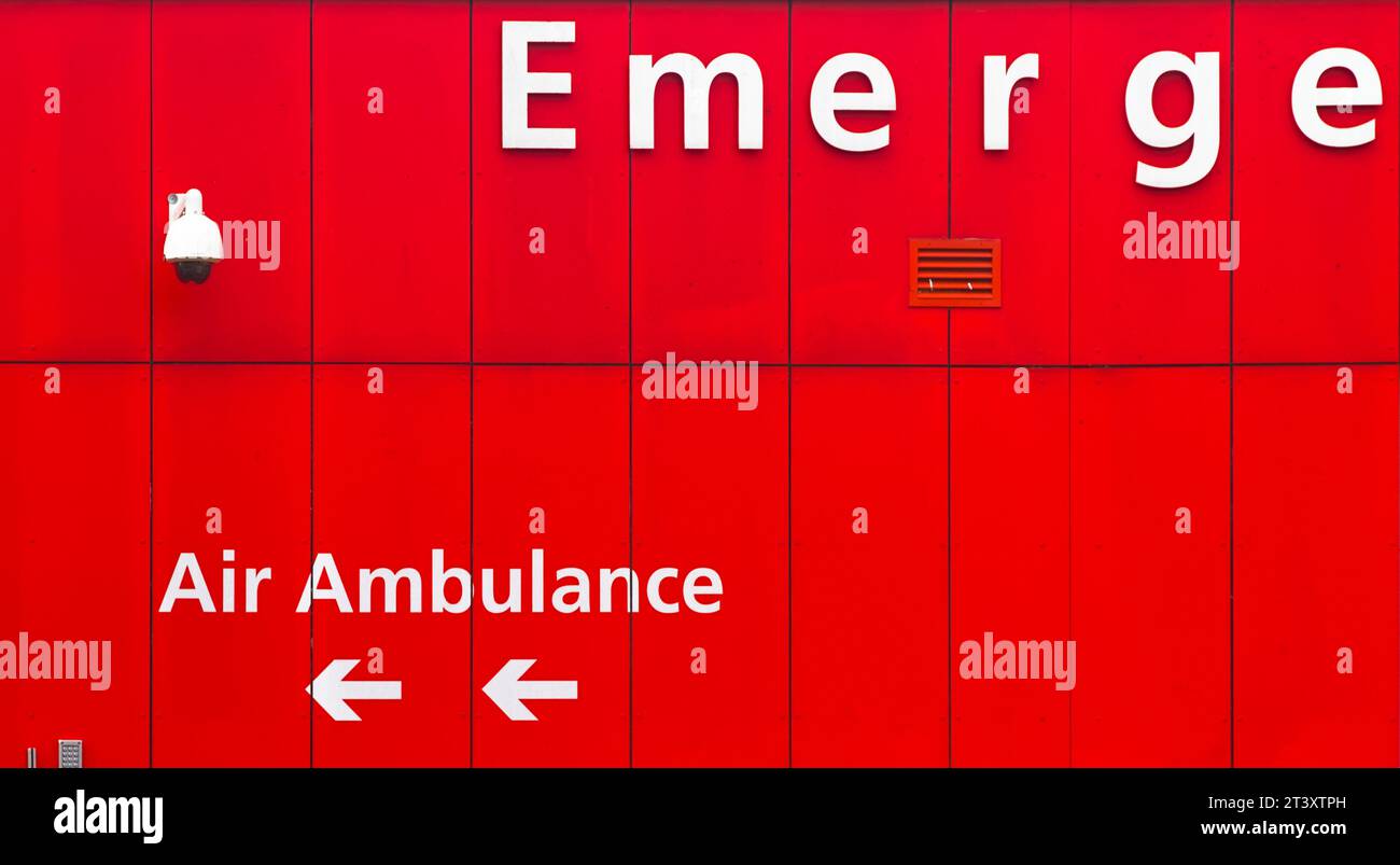Panneau d'urgence rouge et directions de l'ambulance aérienne à l'hôpital général de Southampton, Southampton Royaume-Uni Banque D'Images