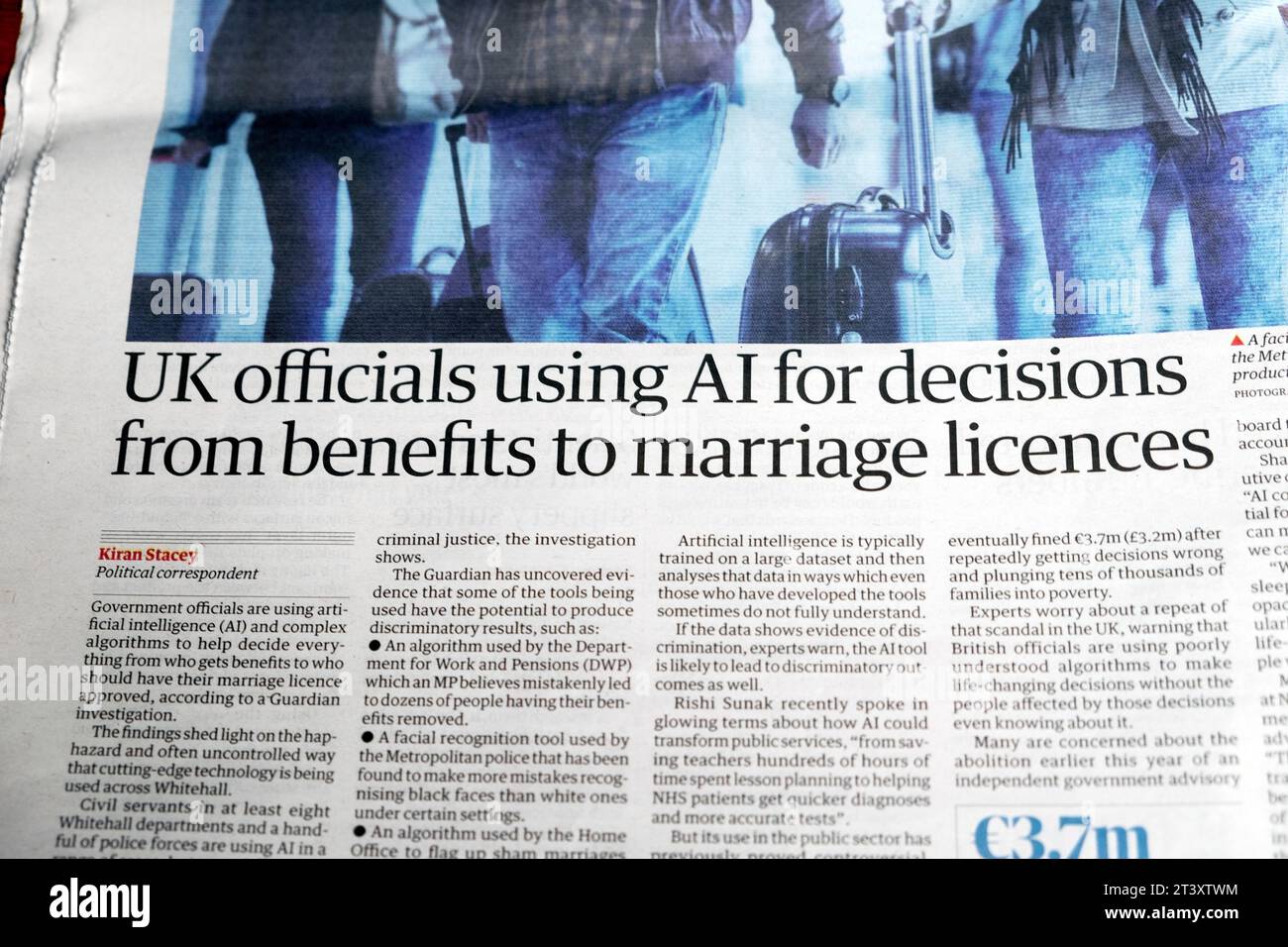 « Les fonctionnaires britanniques utilisent l'IA pour prendre des décisions allant des avantages aux licences de mariage », le journal Guardian, titre de l'article sur l'intelligence artificielle du 24 octobre 2023 Banque D'Images