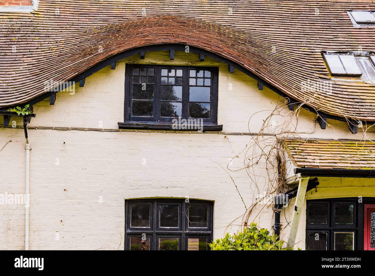 Toit avec une lucarne en forme de sourcil au sommet d'une maison de campagne. Milford on Sea, New Forest, Hampshire, Angleterre, Royaume-Uni, Europe Banque D'Images