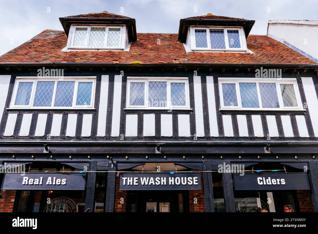 La façade du pub Wash House. Milford on Sea, New Forest, Hampshire, Angleterre, Royaume-Uni, Europe Banque D'Images