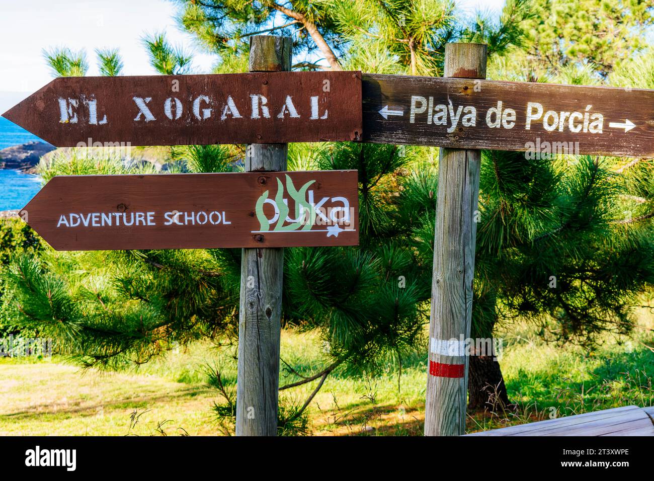 Signalisation verticale pour les directions de plage. La plage de Porcía est située dans le conseil asturien d'El Franco et est partagée avec Tapia de Casariego. Principalit Banque D'Images