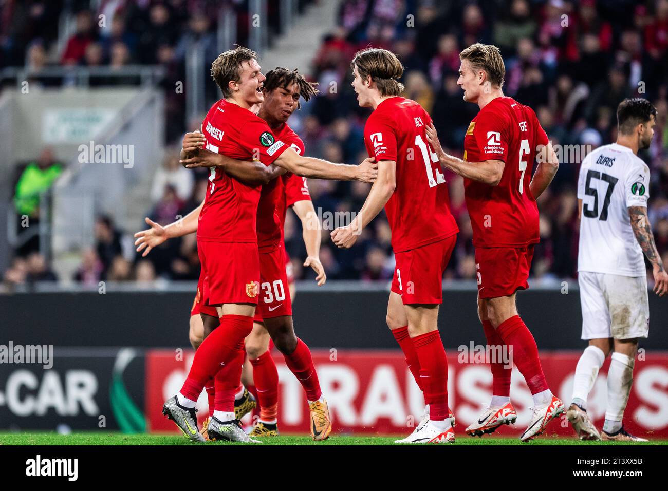 Trnava, Slovaquie. 26 octobre 2023. Jonas Jensen-Abbew (30 ans) du FC Nordsjaelland marque 0-1 lors du match de l'UEFA Conference League entre le Spartak Trnava et le FC Nordsjaelland au stade Anton Malatinsky de Trnava. (Crédit photo : Gonzales photo/Alamy Live News Banque D'Images
