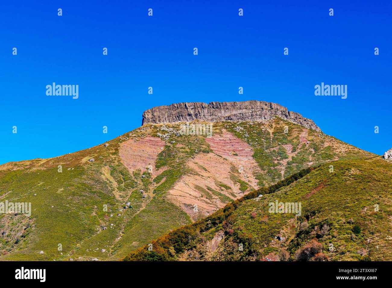 Peña Labra est une montagne de 2 018 mètres de haut située dans la Sierra de Híjar, une partie du système de montagnes cantabriques. Il est situé sur le Bounda Banque D'Images