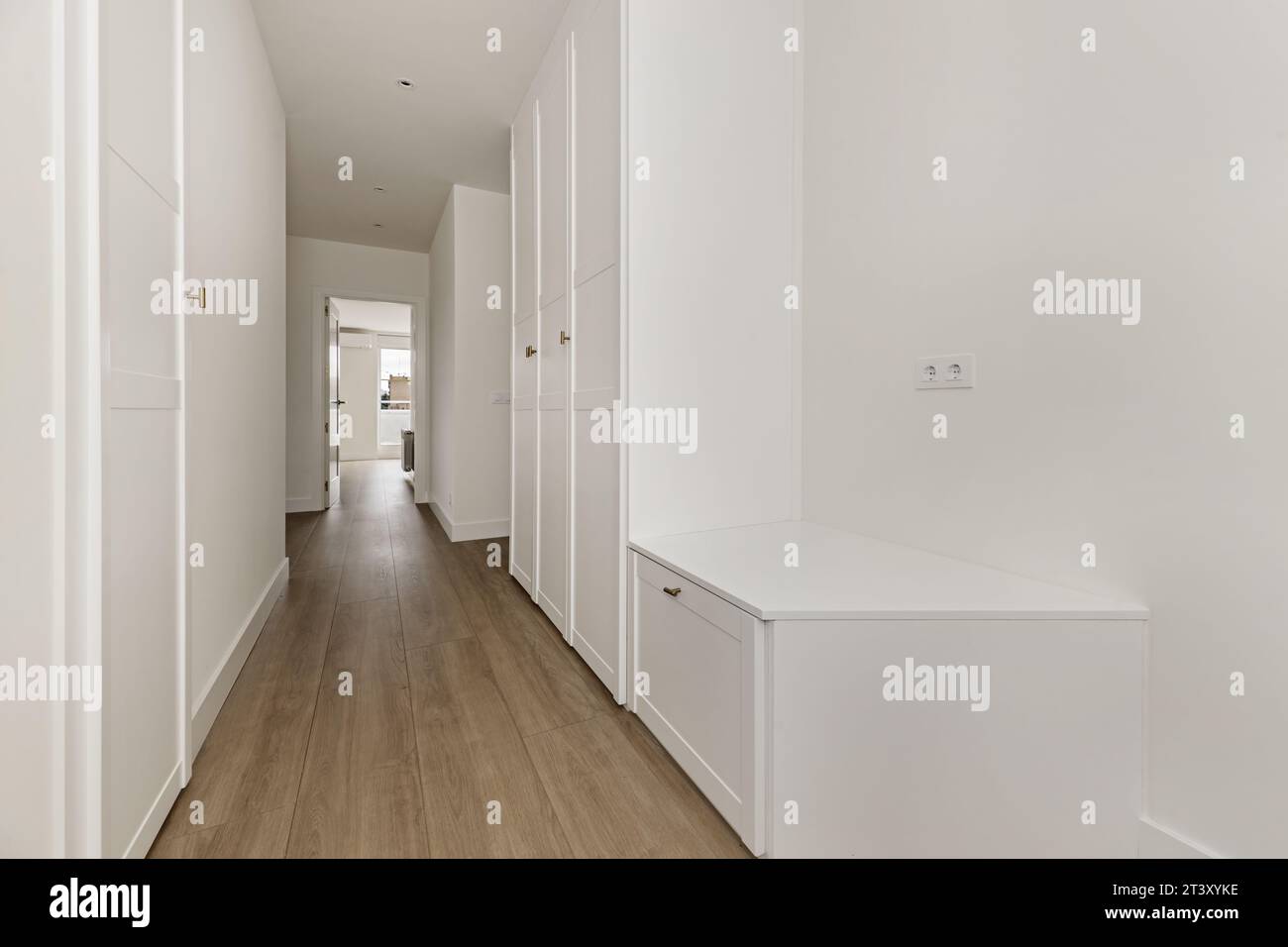 Long couloir d'une maison avec armoires encastrées Banque D'Images
