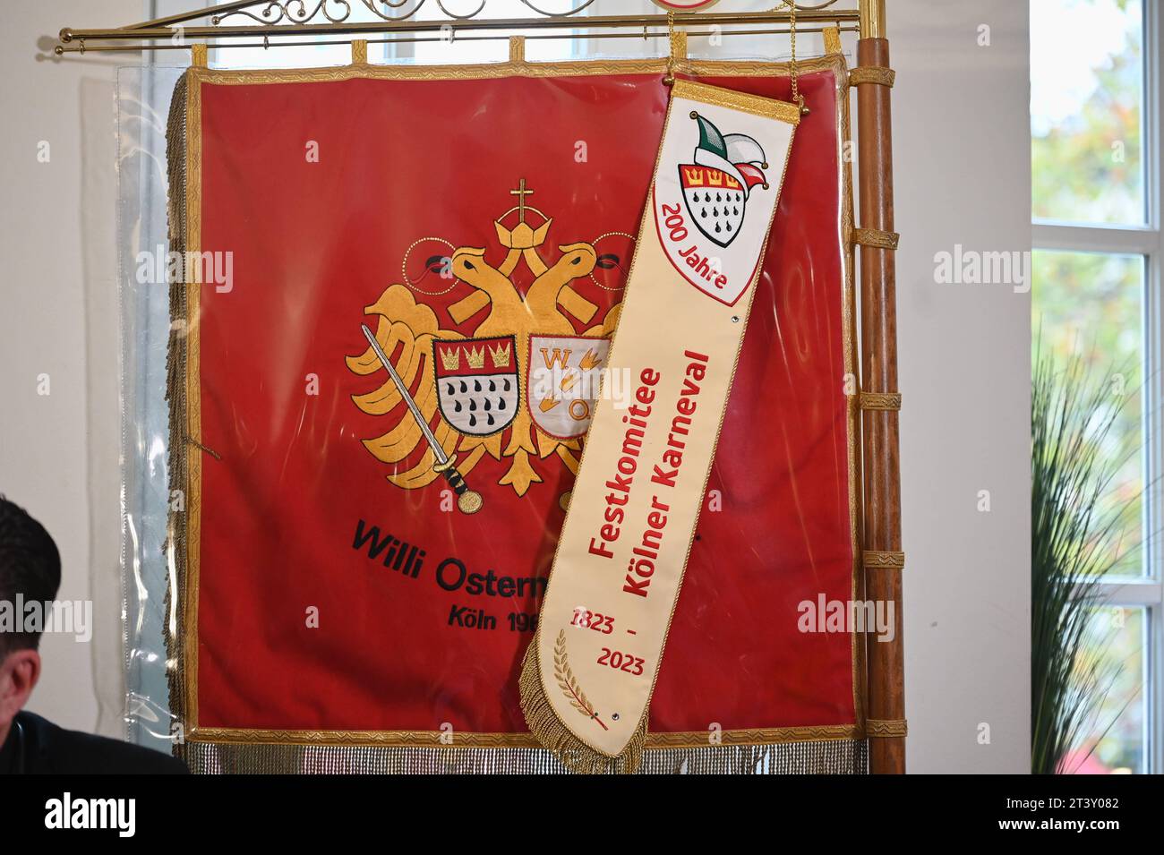 Standarte der Willi Ostermann Gesellschaf BEI der Pressekonferenz zur Karneval Sessionseröffnung am 11.11. Auf dem Kölner Heumarkt *** Standard du Willi Ostermann Gesellschaf à la conférence de presse pour la session de carnaval qui s'ouvrira le 11 11 sur le Heumarkt à Cologne crédit : Imago/Alamy Live News Banque D'Images