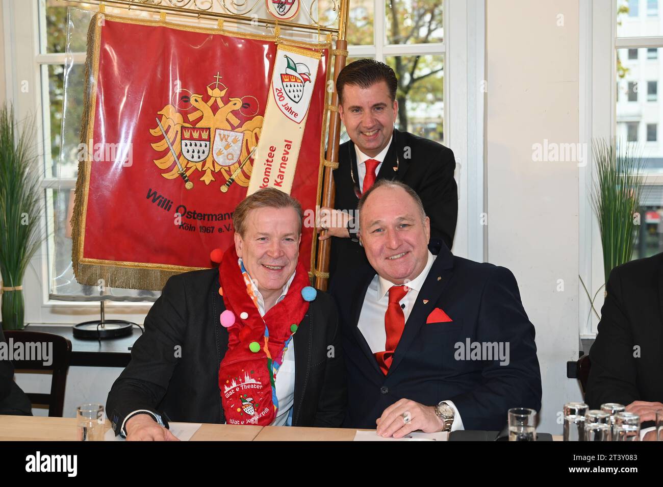 Festkomitee Präsident Christoph Kuckelkorn, Präsident der Willi Ostermann Gesellschaft Ralf Schlegelmilch, l-r, dahinter Standartenträger.mit Standarte BEI der Pressekonferenz zur Karneval Sessionseröffnung am 11.11. Auf dem Kölner Heumarkt *** Festkomitee président Christoph Kuckelkorn, président de Willi Ostermann Gesellschaft Ralf Schlegelmilch, l r, derrière eux porte-étendard avec étendard à la conférence de presse pour la session de carnaval qui s'ouvre le 11 11 sur Colognes Heumarkt Square crédit : Imago/Alamy Live News Banque D'Images