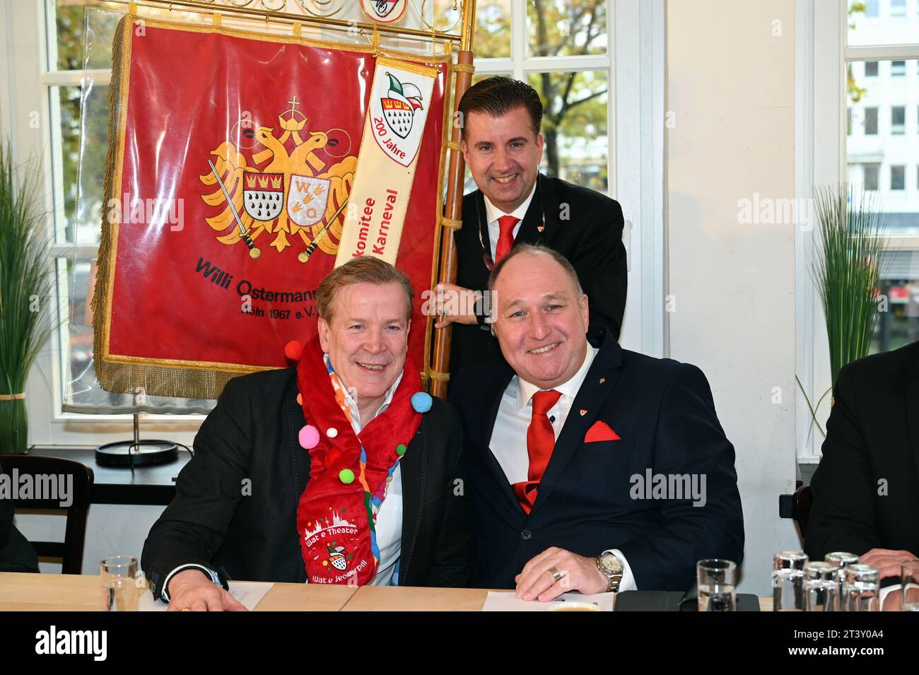 Festkomitee Präsident Christoph Kuckelkorn, Präsident der Willi Ostermann Gesellschaft Ralf Schlegelmilch, l-r, dahinter Standartenträger.mit Standarte BEI der Pressekonferenz zur Karneval Sessionseröffnung am 11.11. Auf dem Kölner Heumarkt *** Festkomitee Président Christoph Kuckelkorn, Président de la Société Willi Ostermann Ralf Schlegelmilch, l r, derrière eux porte-étendard avec étendard à la conférence de presse pour la session de carnaval qui s'ouvre le 11 11 sur Colognes Heumarkt Square Credit : Imago/Alamy Live News Banque D'Images