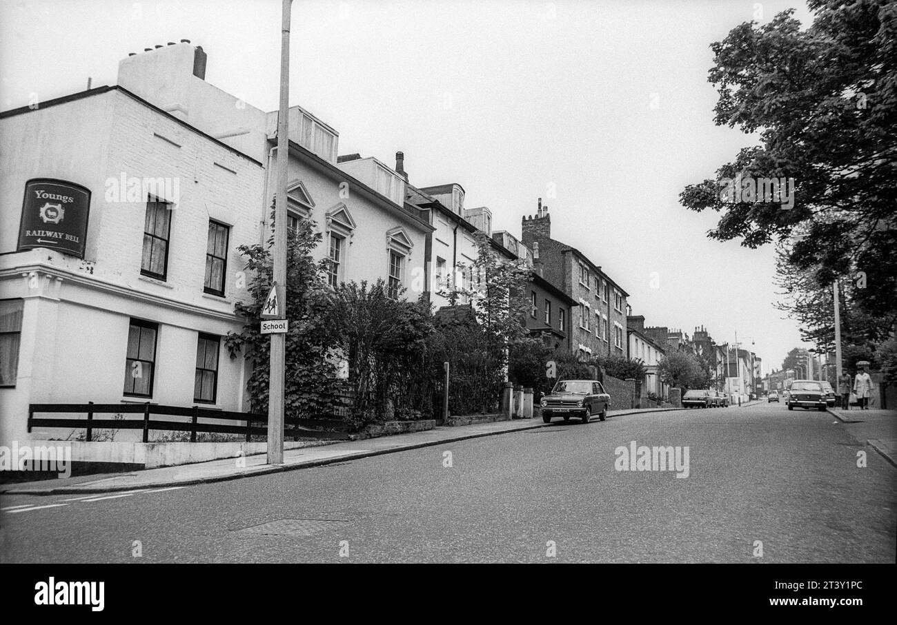 Image d'archive en noir et blanc de 1975 du pub Railway Bell, maintenant fermé, à l'angle de Cawnpore Street et Gypsy Hill à Crystal Palace, au sud de Londres. Banque D'Images