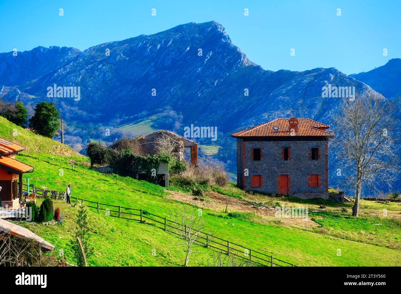 Maison rurale ou maison à Cofino qui est un village sur une vallée pittoresque. Paysage d'une belle montagne et paysage de vallée. Banque D'Images