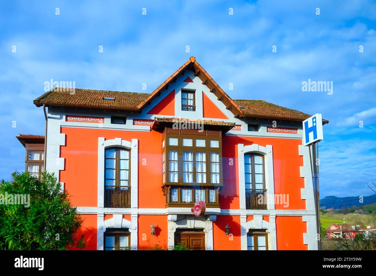 Façade d'un bâtiment d'hôtel extérieur sur une zone rurale. Toit carrelé avec de belles fenêtres en bois et en verre. Banque D'Images