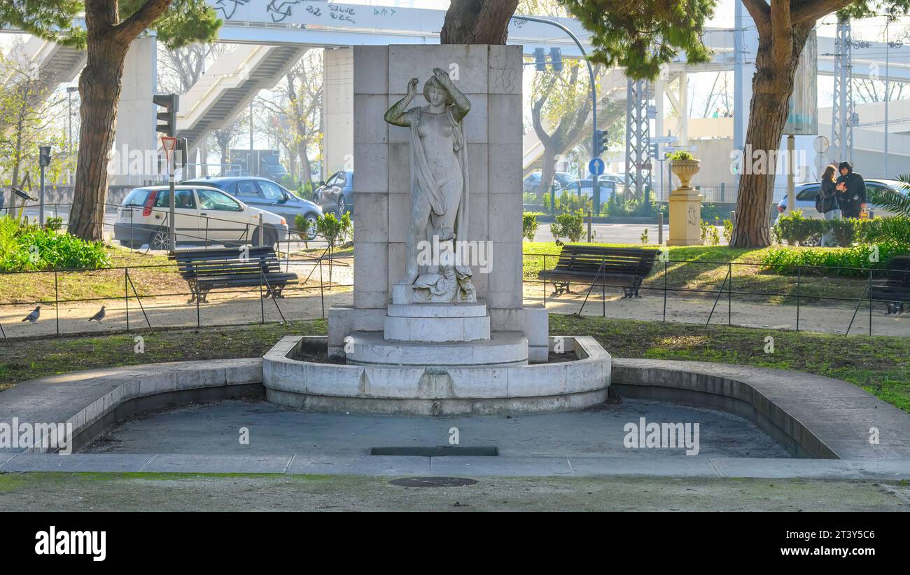 Fontaine avec statues mythologiques dans le parc public Afonso de Albuquerque Banque D'Images