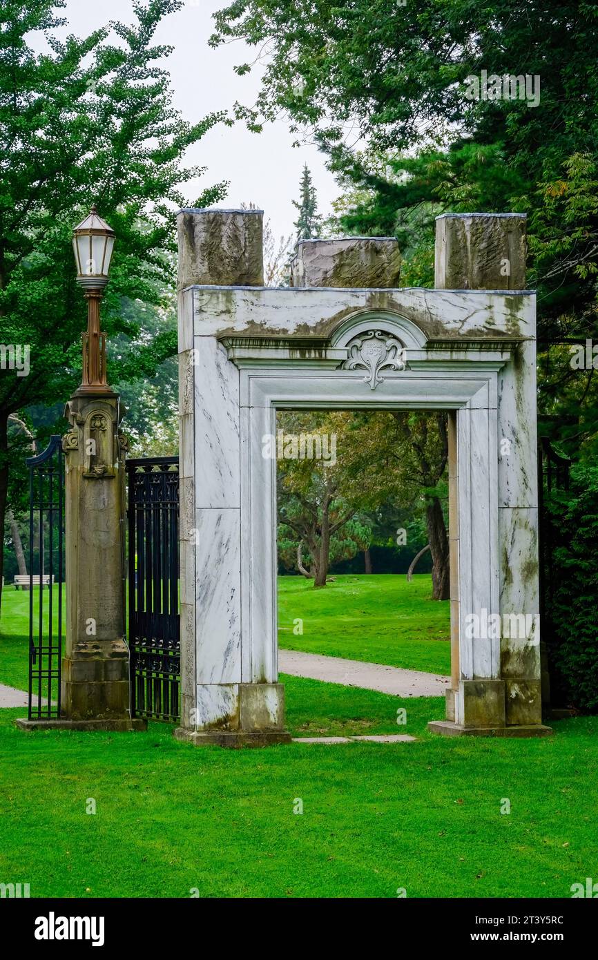 Toronto, Canada, ancienne porte ou porte rectangulaire en pierre. La structure à l'ancienne a des décorations en carreaux de marbre. (Photo : Roberto Machado Noa/U. Banque D'Images