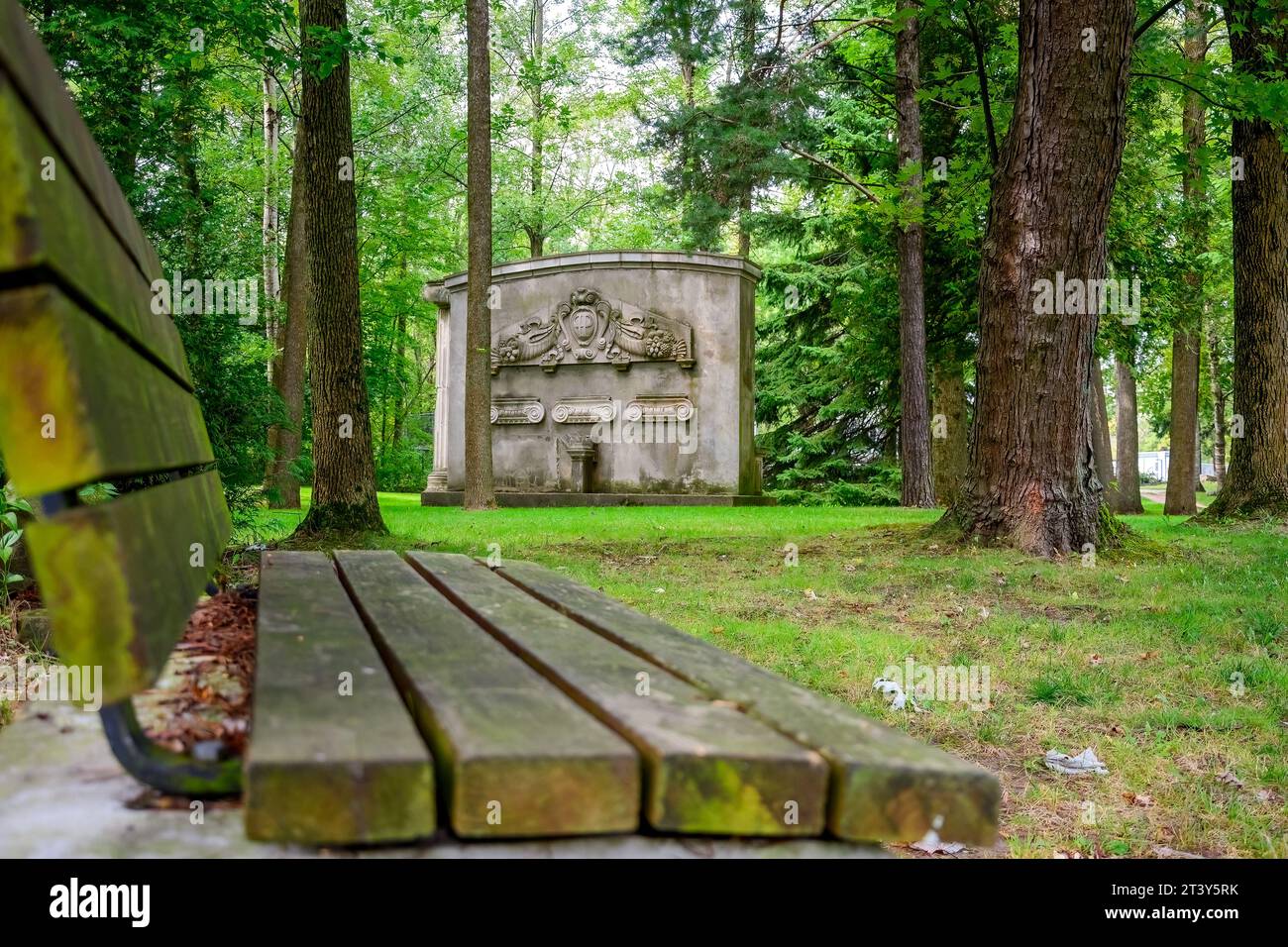 Toronto, Canada, un vieux mur de pierre avec des sculptures est encadré dans un banc en bois. Le parc abrite une collection de ruines provenant d'anciens bâtiments de Toronto. ( Banque D'Images