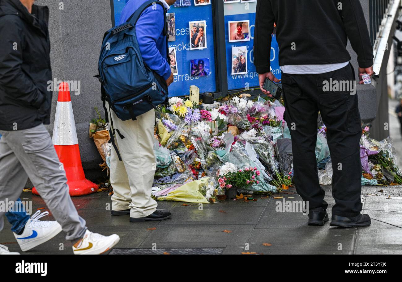 Fleurs et hommages à Mustafa Momand, victime poignardée à Queens Road Brighton après qu'il ait été attaqué et soit décédé à l'hôpital le 5 octobre 2023. Banque D'Images